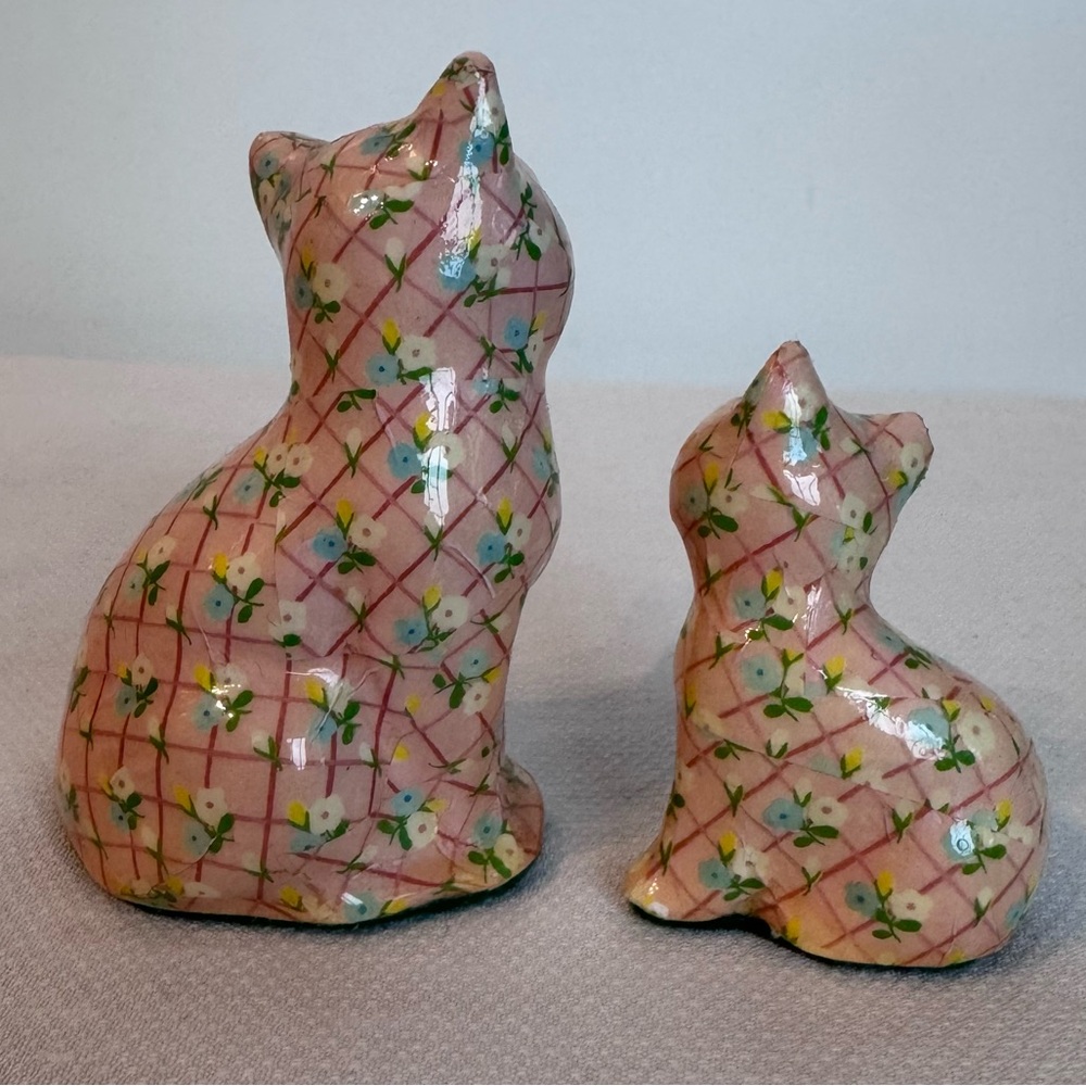 Miniature cat figurines with floral chintz decoupage pattern - Picture 3 of 7